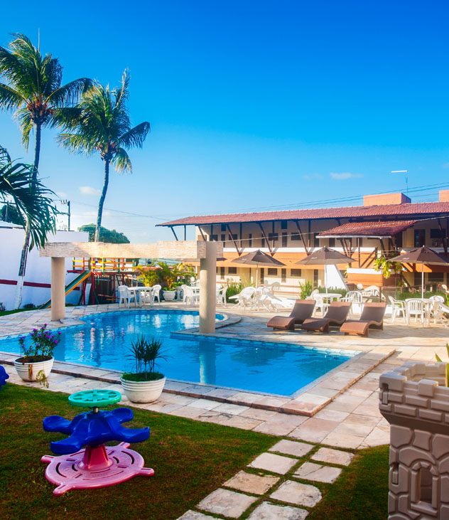 Piscina do Alimar Hotel em dia de sol