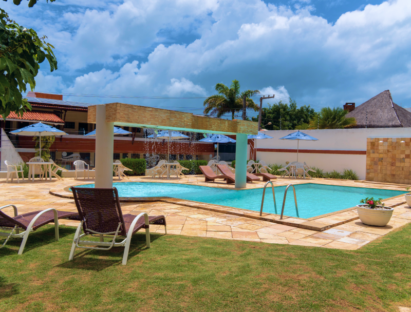 Espreguiçadeiras à beira da piscina
